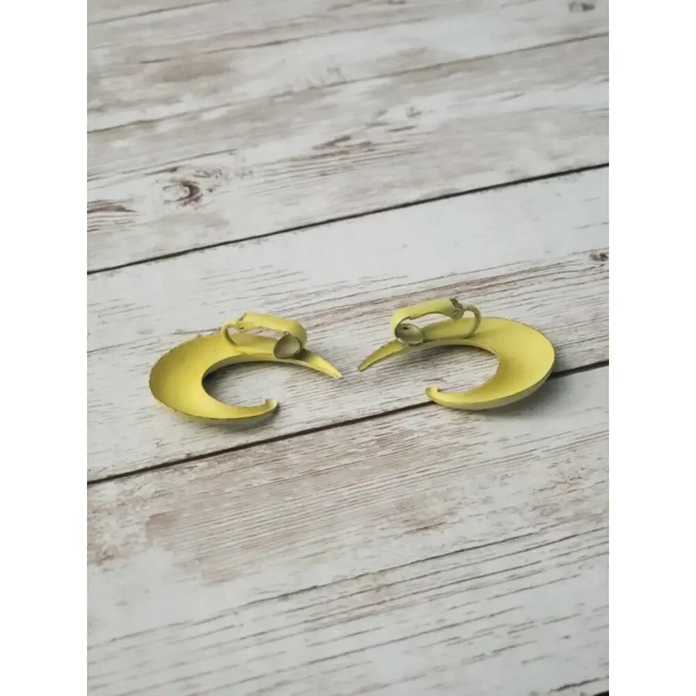 Vintage Clip On Earrings - Retro Yellow Swish 1 & 3/8